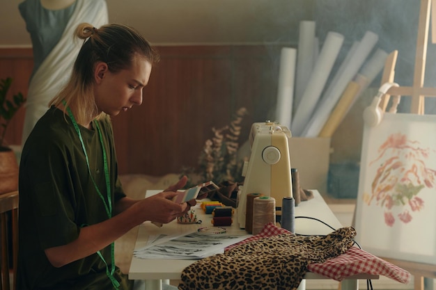 мастер за работой над вышивкой